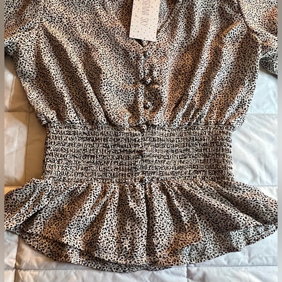 NWT Sienna Sky quarter sleeve blouse. Women’s size small. Ruched sleeves - Picture 3 of 9